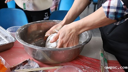 正月十五闹元宵，欢欢喜喜包汤圆